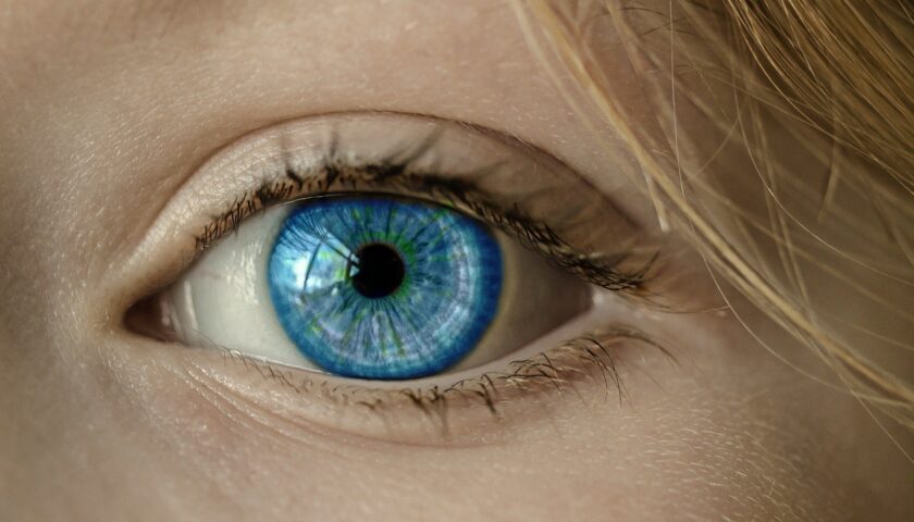 œil bleu femme