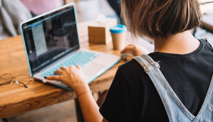 fille travaillant sur son ordinateur