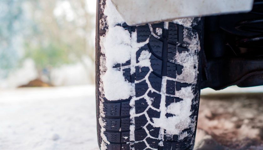 une voiture avec un pneu neige roulant dans la neige