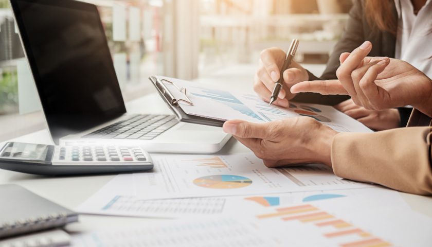 des personnes travaillant dans la comptabilité