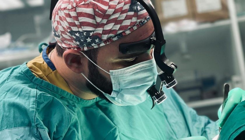 un chirurgien en plein travail