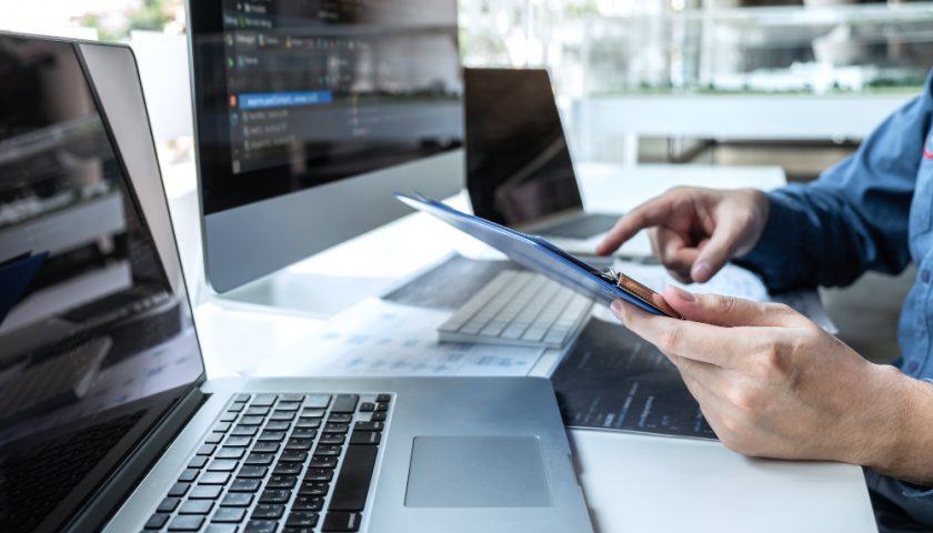 plusieurs écrans d'ordinateurs et tablettes