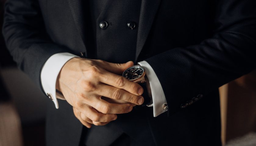 un homme avec une montre de luxe