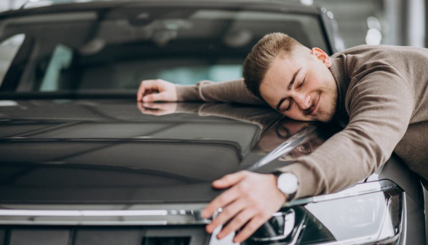 un homme faisant un calin a sa voiture