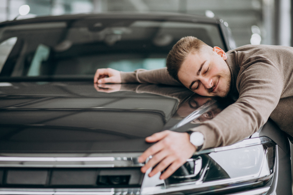 un homme faisant un calin a sa voiture